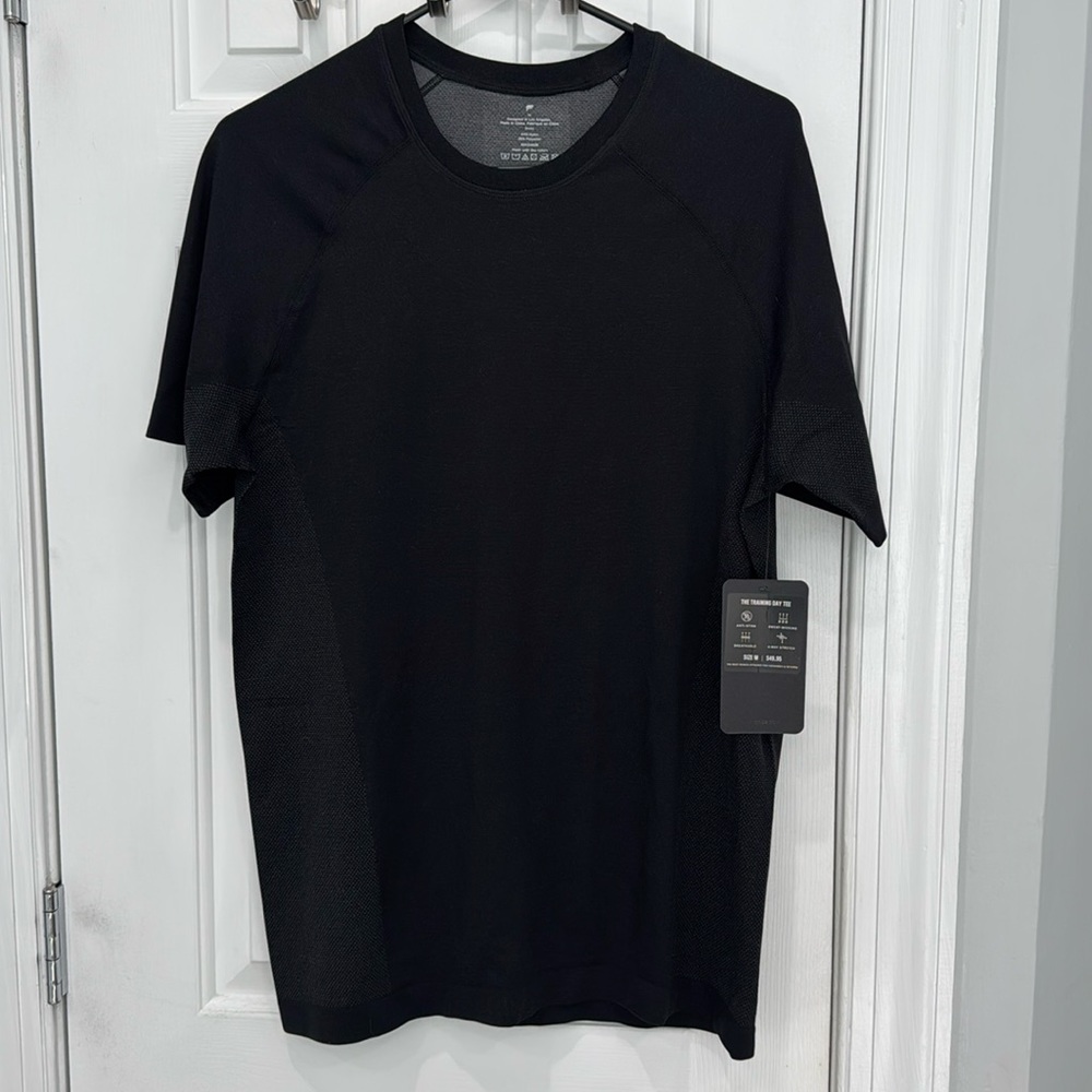 Fabletics men’s the training day tee. Size medium. New with tags